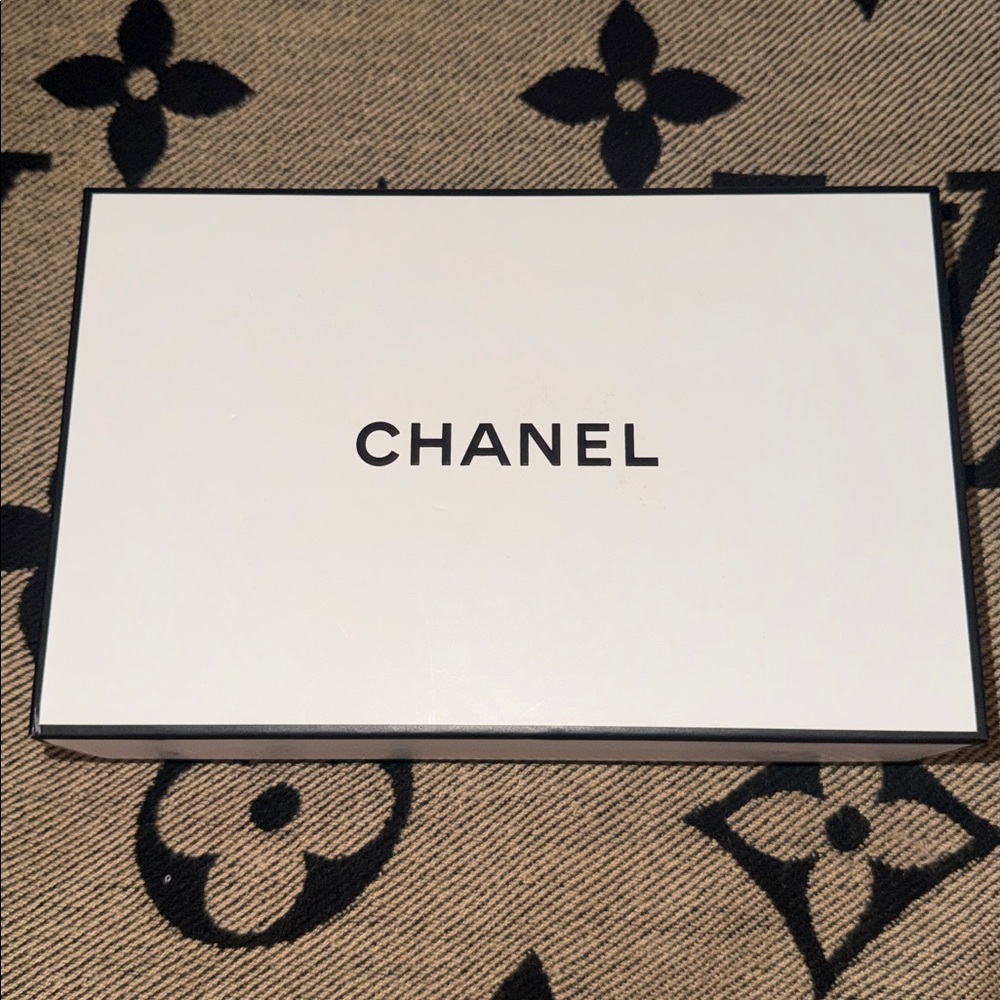 CHANEL Coco Crush Phone Holder & Gold Chain - Picture 6 of 10